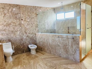Casa en  venta de 5 recamaras en Lomas de Angelopolis I, Puebla.