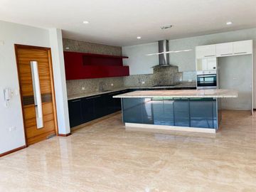 Casa en  venta de 5 recamaras en Lomas de Angelopolis I, Puebla.