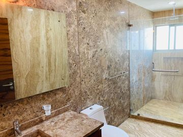 Casa en  venta de 5 recamaras en Lomas de Angelopolis I, Puebla.
