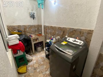 Casa En Venta Multifamiliar De 3 Pisos Con Local Y 4 Apartamentos Grandes Barrio La Independencia Remodelada