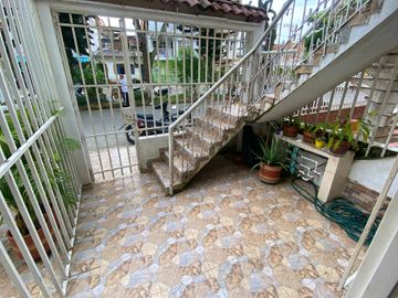 Casa En Venta Multifamiliar De 3 Pisos Con Local Y 4 Apartamentos Grandes Barrio La Independencia Remodelada