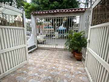 Casa En Venta Multifamiliar De 3 Pisos Con Local Y 4 Apartamentos Grandes Barrio La Independencia Remodelada