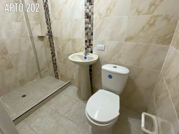 Casa En Venta Multifamiliar De 3 Pisos Con Local Y 4 Apartamentos Grandes Barrio La Independencia Remodelada