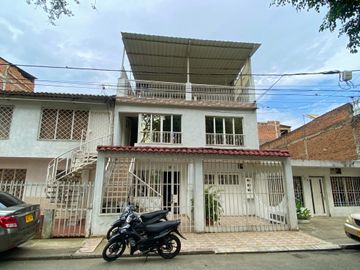 Casa En Venta Multifamiliar De 3 Pisos Con Local Y 4 Apartamentos Grandes Barrio La Independencia Remodelada
