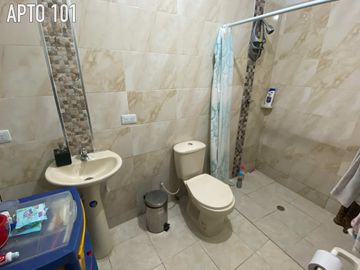 Casa En Venta Multifamiliar De 3 Pisos Con Local Y 4 Apartamentos Grandes Barrio La Independencia Remodelada