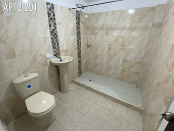 Casa En Venta Multifamiliar De 3 Pisos Con Local Y 4 Apartamentos Grandes Barrio La Independencia Remodelada