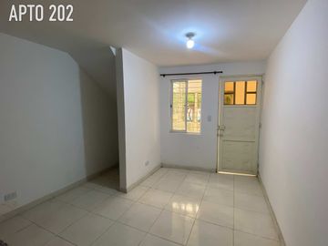 Casa En Venta Multifamiliar De 3 Pisos Con Local Y 4 Apartamentos Grandes Barrio La Independencia Remodelada