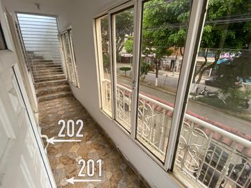 Casa En Venta Multifamiliar De 3 Pisos Con Local Y 4 Apartamentos Grandes Barrio La Independencia Remodelada