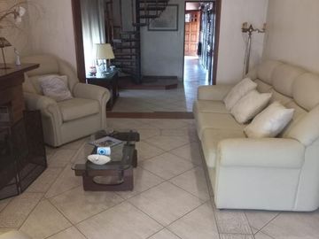 Casa en venta - 4 Dormitorios 3 Baños - Cochera - 1600Mts2 - Luis Guillón, Esteban Echeverría