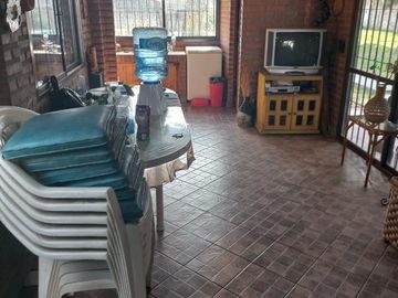 Casa en venta - 4 Dormitorios 3 Baños - Cochera - 1600Mts2 - Luis Guillón, Esteban Echeverría