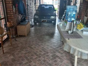 Casa en venta - 4 Dormitorios 3 Baños - Cochera - 1600Mts2 - Luis Guillón, Esteban Echeverría