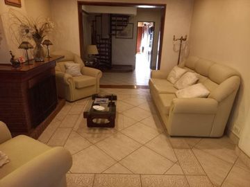 Casa en venta - 4 Dormitorios 3 Baños - Cochera - 1600Mts2 - Luis Guillón, Esteban Echeverría
