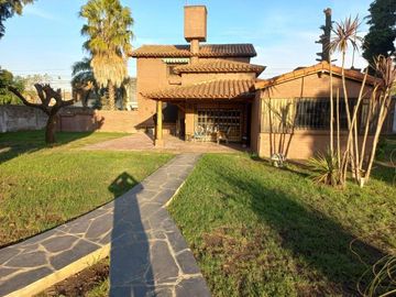 Casa en venta - 4 Dormitorios 3 Baños - Cochera - 1600Mts2 - Luis Guillón, Esteban Echeverría