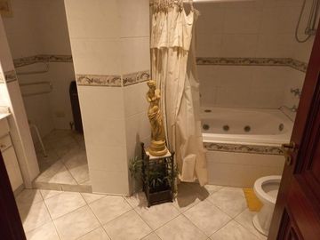 Casa en venta - 4 Dormitorios 3 Baños - Cochera - 1600Mts2 - Luis Guillón, Esteban Echeverría