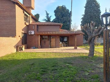 Casa en venta - 4 Dormitorios 3 Baños - Cochera - 1600Mts2 - Luis Guillón, Esteban Echeverría