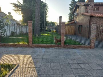 Casa en venta - 4 Dormitorios 3 Baños - Cochera - 1600Mts2 - Luis Guillón, Esteban Echeverría