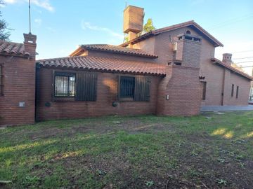 Casa en venta - 4 Dormitorios 3 Baños - Cochera - 1600Mts2 - Luis Guillón, Esteban Echeverría