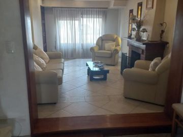Casa en venta - 4 Dormitorios 3 Baños - Cochera - 1600Mts2 - Luis Guillón, Esteban Echeverría