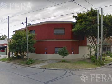 Venta de Casa 5 ambientes con cochera, ideal 2 flias en Wilde (31702)