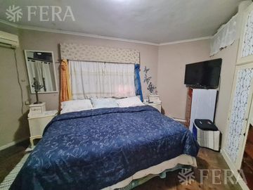 Venta de Casa 5 ambientes con cochera, ideal 2 flias en Wilde (31702)