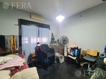 Venta de Casa 5 ambientes con cochera, ideal 2 flias en Wilde (31702)