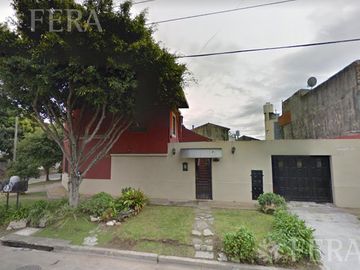 Venta de Casa 5 ambientes con cochera, ideal 2 flias en Wilde (31702)
