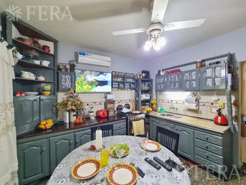 Venta de Casa 5 ambientes con cochera, ideal 2 flias en Wilde (31702)