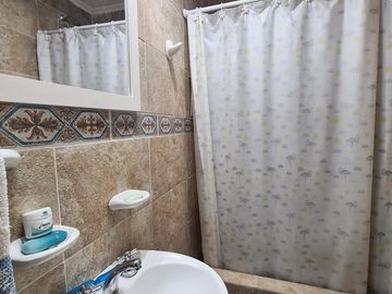 Venta de Casa 5 ambientes con cochera, ideal 2 flias en Wilde (31702)