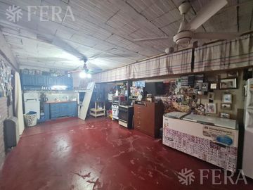 Venta de Casa 5 ambientes con cochera, ideal 2 flias en Wilde (31702)