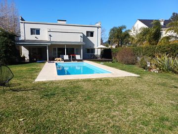 Casa en Venta 4 ambientes con dependencia - Abril Club De Campo