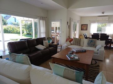 Casa en Venta 4 ambientes con dependencia - Abril Club De Campo
