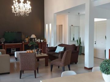 Casa en Venta de  4 ambientes- Alamo Alto-