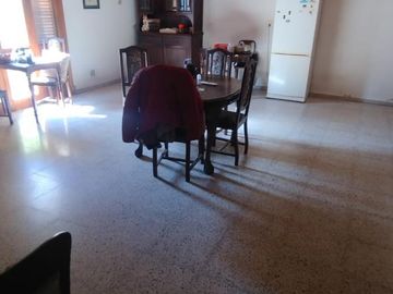 Casa con 3 lotes en venta en excelente ubicación - General Belgrano, Bs As