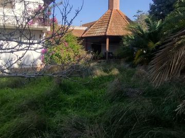 Casa con 3 lotes en venta en excelente ubicación - General Belgrano, Bs As