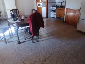 Casa con 3 lotes en venta en excelente ubicación - General Belgrano, Bs As