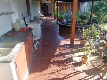 Casa con 3 lotes en venta en excelente ubicación - General Belgrano, Bs As