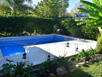 Venta de casa  en barrio Las Orquineas, Pilar