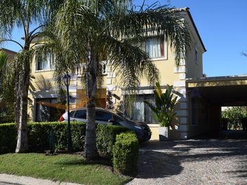 Venta de casa  en barrio Las Orquineas, Pilar