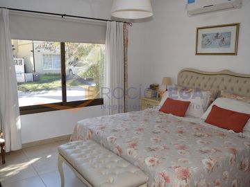 Venta de casa  en barrio Las Orquineas, Pilar