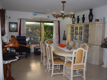 Venta de casa  en barrio Las Orquineas, Pilar