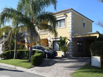 Venta de casa  en barrio Las Orquineas, Pilar