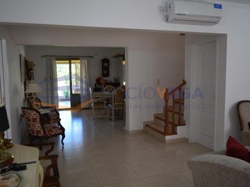 Venta de casa  en barrio Las Orquineas, Pilar