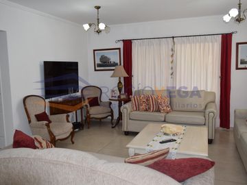 Venta de casa  en barrio Las Orquineas, Pilar