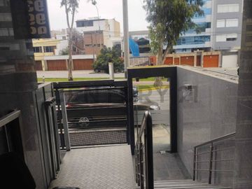 Edificio de oficinas administrativas con renta activa en Venta, San Borja