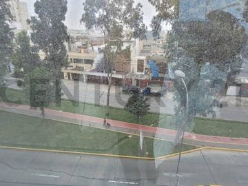 Edificio de oficinas administrativas con renta activa en Venta, San Borja