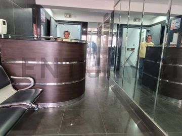 Edificio de oficinas administrativas con renta activa en Venta, San Borja