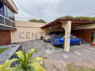 VENTA DE CASA COMO TERRENO EN RESIDENCIAL MONTERRICO, LA MOLINA