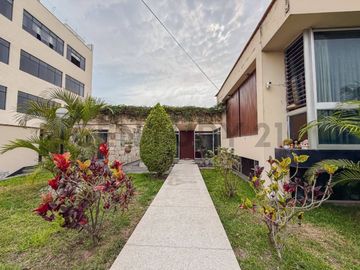 VENTA DE CASA COMO TERRENO EN RESIDENCIAL MONTERRICO, LA MOLINA