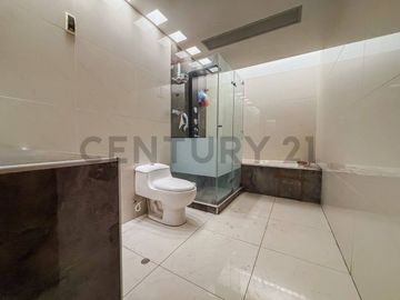VENTA DE CASA COMO TERRENO EN RESIDENCIAL MONTERRICO, LA MOLINA