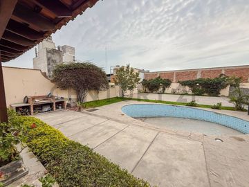 VENTA DE CASA COMO TERRENO EN RESIDENCIAL MONTERRICO, LA MOLINA